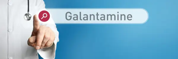 Lekarz w białym kitlu wskazuje palcem na pole wyszukiwania z napisem "Galantamine". Nivalin to nazwa handlowa leku zawierającego galantaminę.