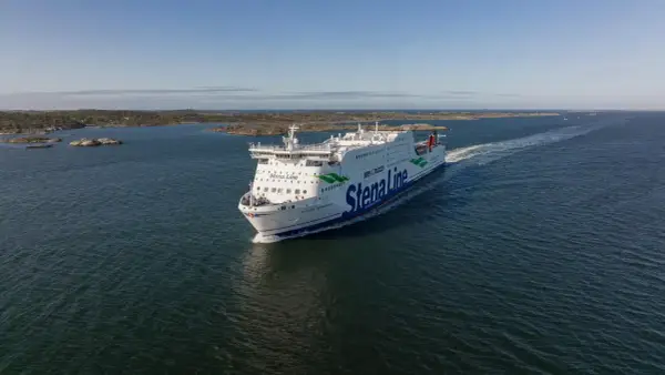 Duży prom Stena Line płynie po spokojnym morzu, kierując się w stronę Karlskrony.