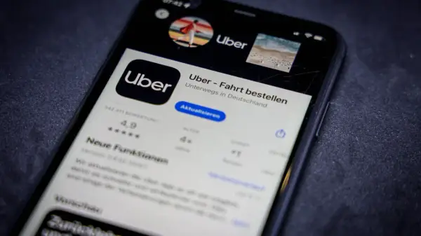 Uber App auf einem Smartphone. Hier kann man bequem Fahrten buchen und die Uber preise berechnen.