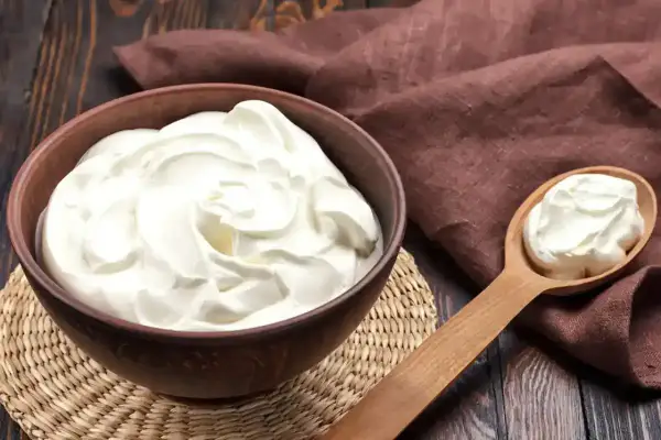 Crème diplomate on a wooden spoon, ready for a delicious recette.