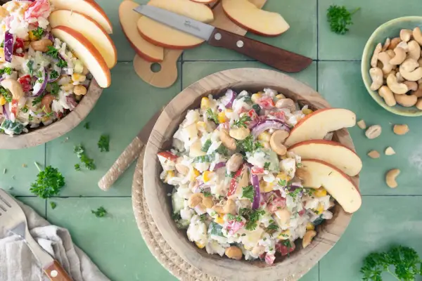 Leckerer Reissalat mit Äpfeln, Cashewkernen und Mais. Ein frisches Reissalat Rezept für den Sommer.