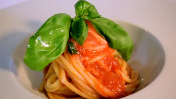 Délicieuse recette pâte italienne sauce tomate fraîche, garnie de basilic. Un plat simple et savoureux.
