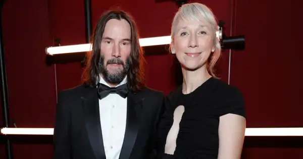 Keanu Reeves z żoną, Alexandrą Grant, na czerwonym dywanie.