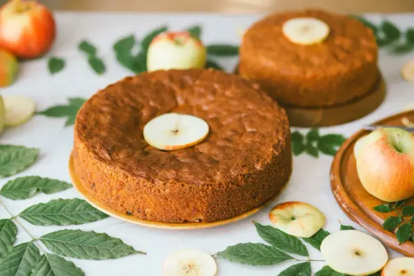Ciasto bez mąki z jabłkami: 3 fit przepisy i koniec z zakalcem!
