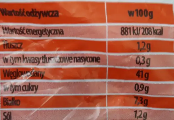 Tabela wartości odżywczych dla chleba baltonowskiego: 881 kJ/208 kcal, 1,2g tłuszczu, 41g węglowodanów, 7,3g białka.