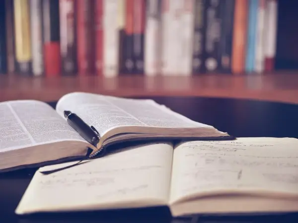 Cechy literatury renesansu: odkryj niezwykłe idee i style