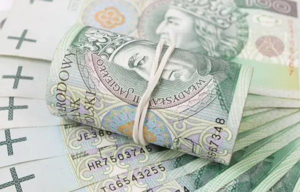 Zwijane banknoty 100 zł, symbolizujące ile procent dochodu na alimenty.