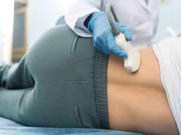 Lekarz wykonuje badanie USG, które może pomóc w diagnostyce problemów z nerkami, np. przed zabiegiem nefrostomia co to jest.