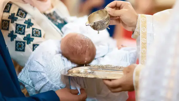 Ile kosztuje chrzest? Poznaj zasady "co łaska" i realne stawki