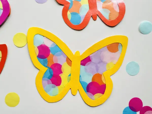 Bunte Schmetterlinge aus Filz, gefüllt mit Krepppapier-Kreisen. Perfekt als Bastelvorlagen Kinder für kreative Projekte.
