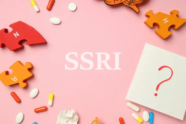 Pigułki, puzzle z literami i znak zapytania. Co to SSRI?