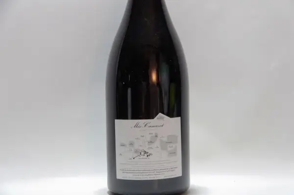 Bouteille de vin du domaine Méo-Camuzet, avec une étiquette détaillée présentant une carte des grands terroirs.