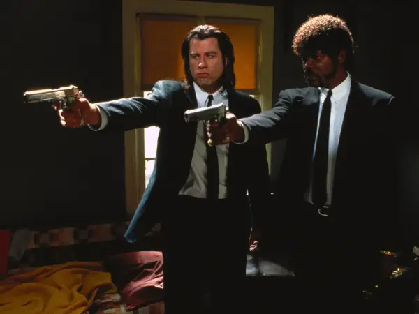 Vincent Vega i Jules Winnfield z Pulp Fiction, filmu często uznawanego za jeden z 10 najlepszych filmów wszechczasów, celują z broni.