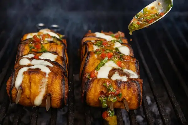 Aubergines grillées garnies de mozzarella fondante et d'une sauce tomate-basilic, parfaites pour un barbecue estival.