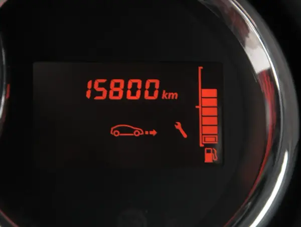 Dacia Duster: 15800 km przebiegu, kontrolka serwisu i wskaźnik paliwa. Czas na kasowanie inspekcji.