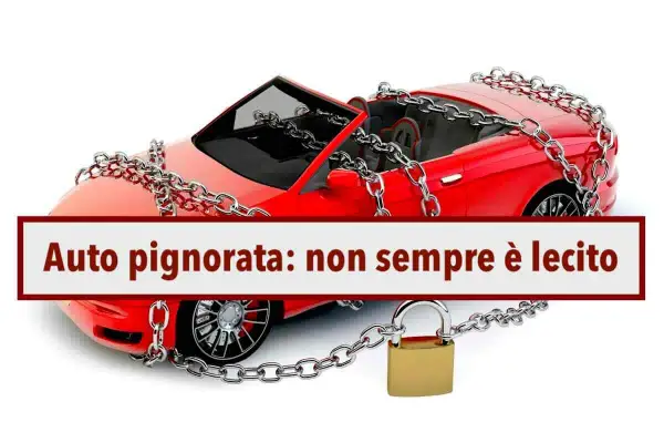 Auto rossa con catene e lucchetto, simbolo di pignoramento auto con finanziamento in corso.