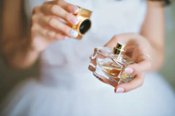 Gdzie się psika perfumami, aby zapach utrzymywał się dłużej?