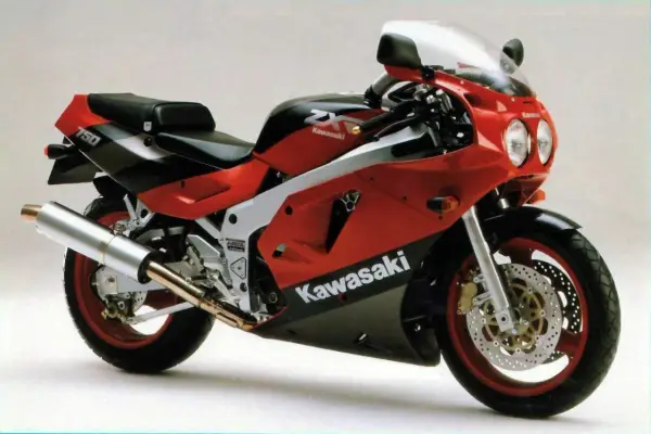 Czerwono-czarny motocykl Kawasaki ZXR 750 z lat 90. z charakterystycznym malowaniem i sportowym wyglądem.