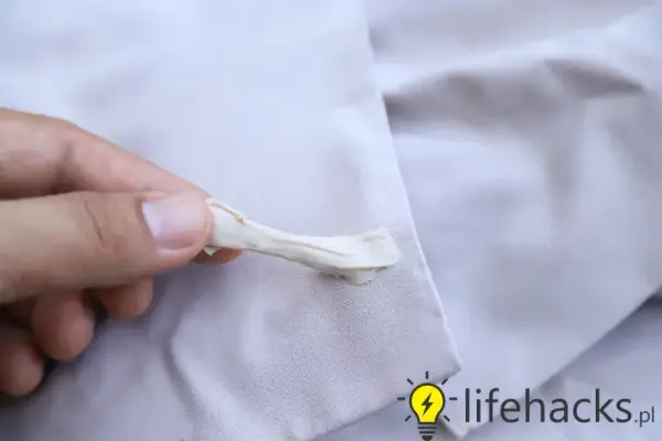 Skuteczne sposoby na to, jak zmyć gumę ze spodni bez uszkodzeń