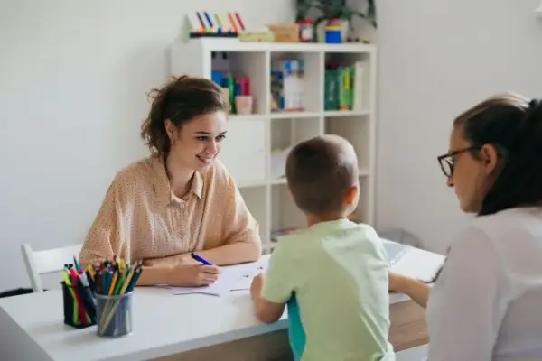 Kto stwierdza upośledzenie umysłowe i jakie mają role w diagnozie?