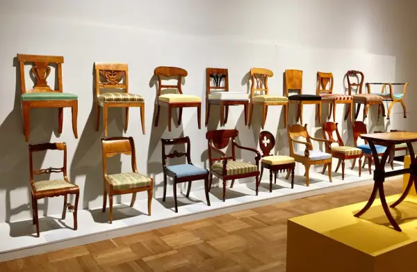 Kolekcja krzeseł w stylu biedermeier, prezentująca elegancję i prostotę epoki.