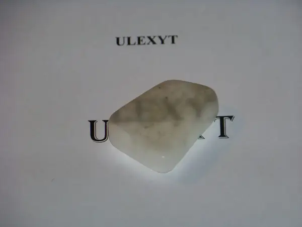 Ulexyt – biały, mleczny kamień z szarymi wtrąceniami. Poznaj jego niezwykłe uleksyt właściwości.