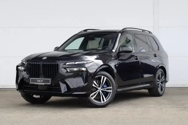 Czarny BMW X7 na tle białej ściany. Sprawdź aktualną bmw x7 cena i dostępne konfiguracje.
