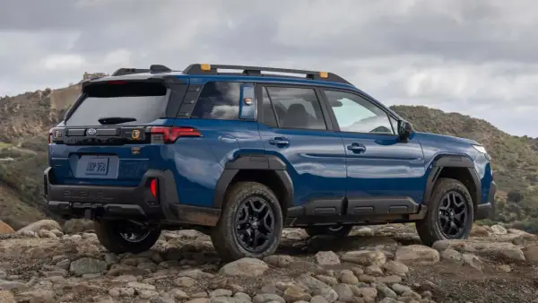 Niebieski Subaru Outback 2026 na kamienistym, górzystym terenie, gotowy na przygodę.