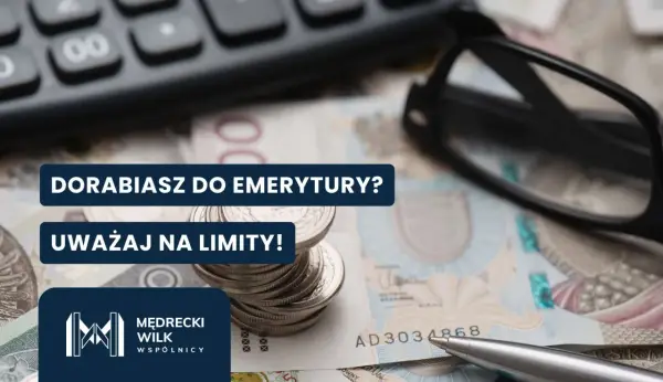 Dorabiasz do emerytury? Uważaj na limity! Kalkulator, okulary i pieniądze sugerują, ile można dorobić do emerytury.