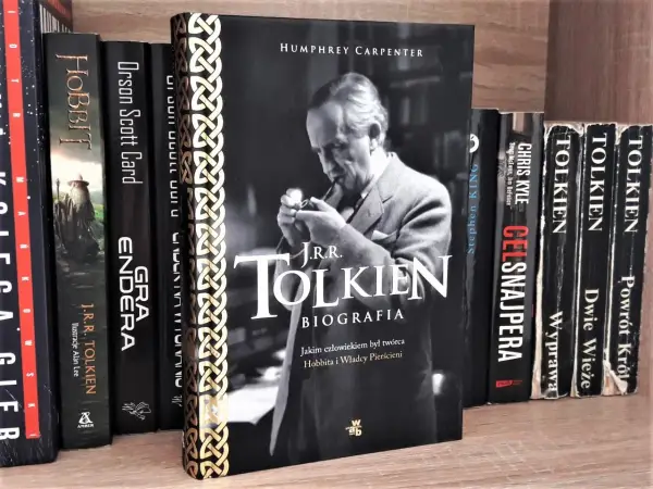 Biografie sławnych ludzi na półce: "J.R.R. Tolkien. Biografia", "Hobbit", "Gra Endera", "Celsnajpera" i inne.