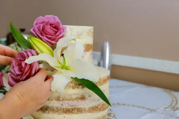 Jak bezpiecznie ozdobić tort kwiatami? Praktyczny przewodnik DIY