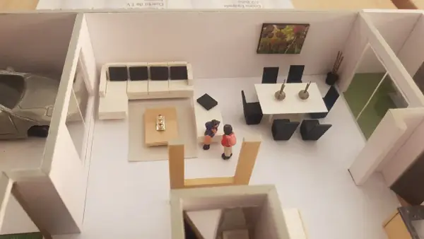 Maqueta de casa: sala, comedor, garaje y jardín. Ideal para aprender como hacer una maqueta.