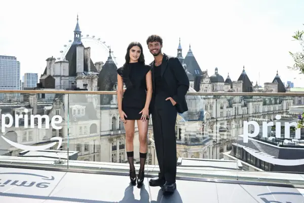 Obsada "Moja wina" w Londynie pozuje na tle miasta.