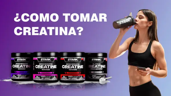 Mujer bebe creatina de un shaker. ¿Cómo tomar creatina para construir músculo? Variedad de sabores de creatina Stark Labs.