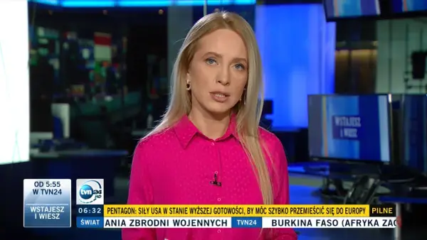 Monika Tomasik, dziennikarka TVN24, w różowej koszuli informuje o wydarzeniach na świecie.