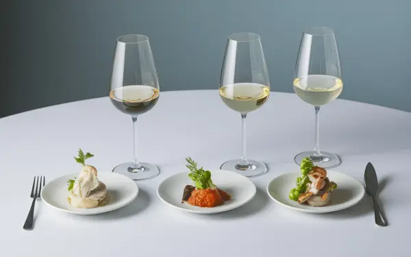 Trois bouchées à la reine, accompagnées de trois verres de vin blanc. Un accord parfait pour un repas royal.