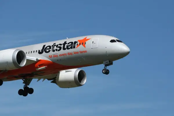 Samolot Jetstar z wysuniętym podwoziem, gotowy do lądowania. Nawet przy silnym wietrze samolot nie wystartuje, jeśli warunki są niebezpieczne.