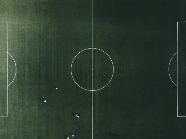 VR‑futbol na kanapie: przyszłość stadionów w goglach