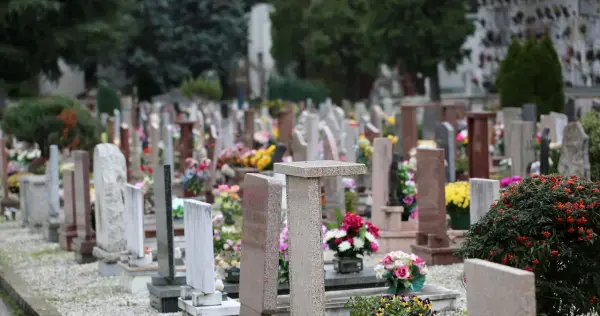 Ile kosztuje wymiana pomnika na cmentarzu? Sprawdź ukryte koszty