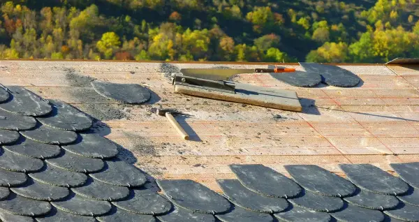 Łupek na dach - cena za m2 i koszty montażu w 2025 roku
