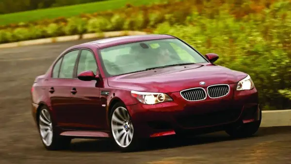 BMW M5 E60 V10 - niezwykłe osiągi i problemy z silnikiem S85
