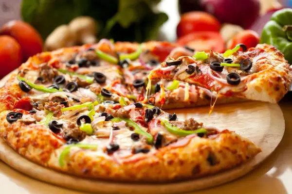 Jak zrobić pizzę z gotowego ciasta - proste kroki i cenne wskazówki