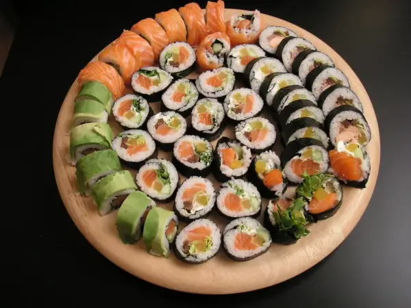 Ile sztuk sushi na osobę? Sprawdź, jak uniknąć błędów przy zamawianiu