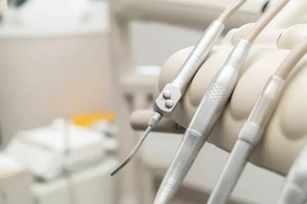 Ile kosztuje znieczulenie u dentysty na NFZ? Sprawdź, to za darmo!