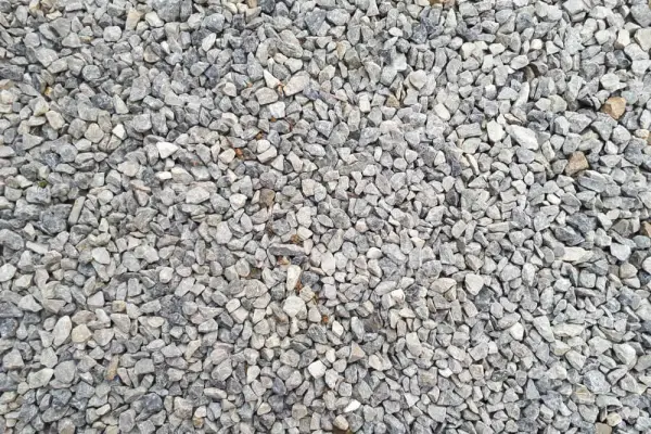 Kliniec czy tłuczeń na podjazd – który materiał zapewni trwałość?
