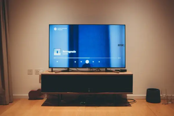 Nie przegap ulubionego serialu! Jak działa Catch Up TV i Restart TV w telewizji internetowej?