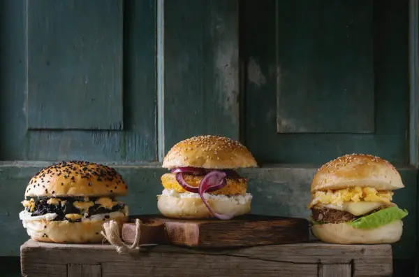 Ile kosztuje hamburger w USA? Zaskakujące różnice cenowe!