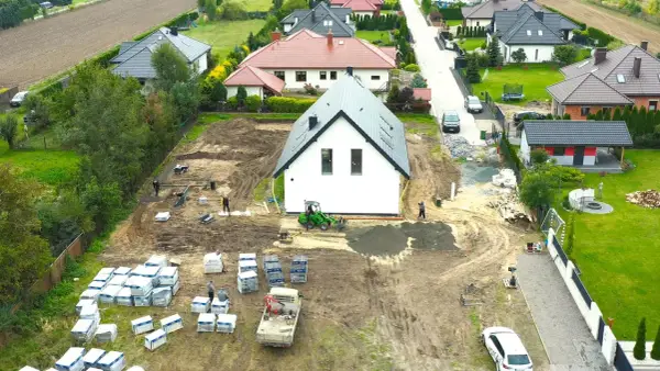 Jak zrobić podjazd betonowy krok po kroku – uniknij błędów i zaoszczędź pieniądze