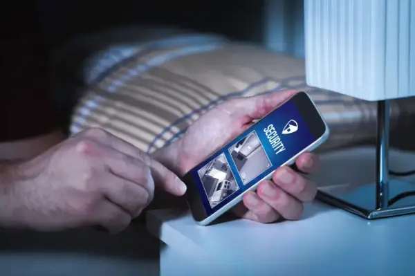 Jak działa alarm z powiadomieniem na telefon - funkcje i zastosowania bezpiecznego systemu alarmowego