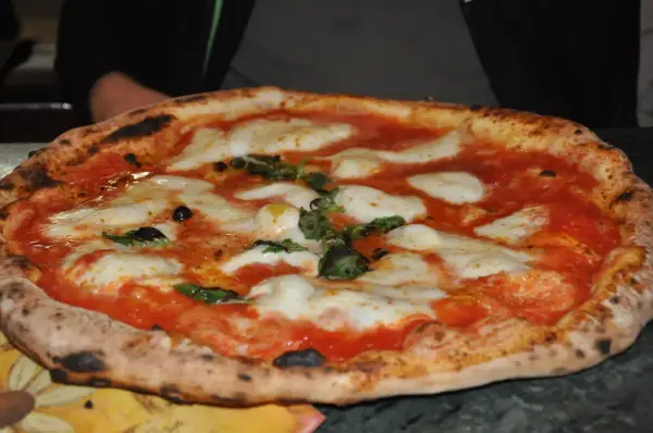 Jak zrobić idealne cienkie ciasto na pizzę – prosty przepis i porady dla początkujących